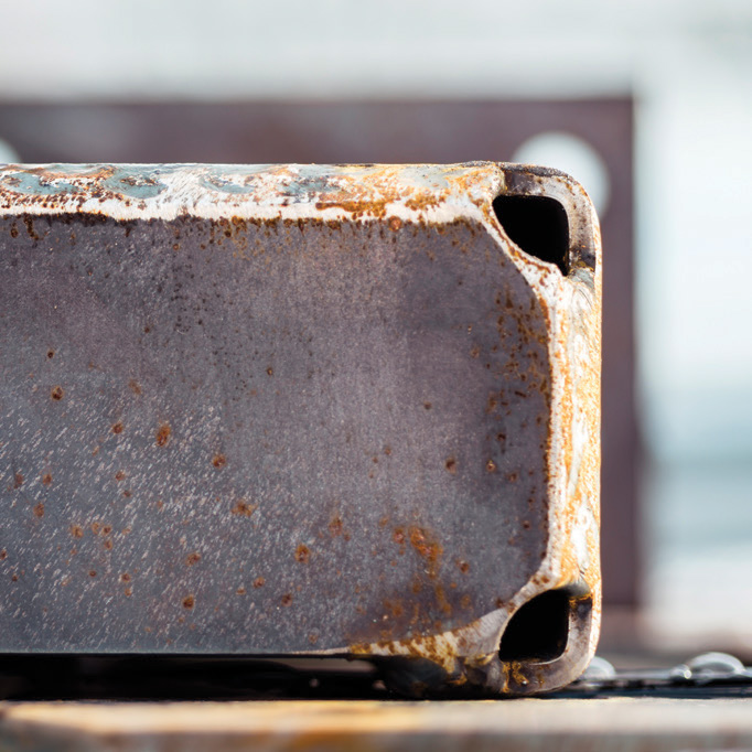 This is how a
hollow section end plate should
be cropped at all corners prior to
attaching to prevent zinc and air
traps