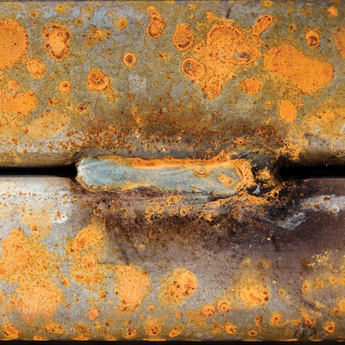 Leave
minimum gap of 2mm between
overlapping surfaces. Where seal
welding is not practicable stitch
welding should be used.